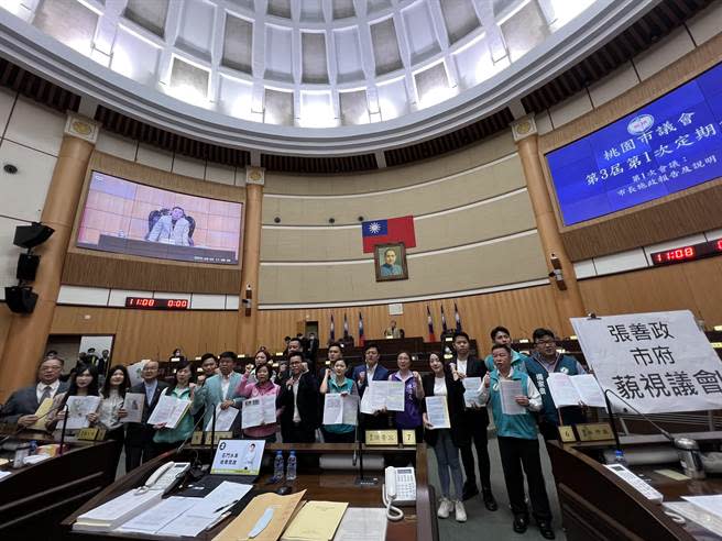 民進黨團不滿法務局長賴彌鼎拍桌還疑似飆國罵，群起抗議譴責斥「善抄團隊、藐視議會」。(蔡依珍攝)