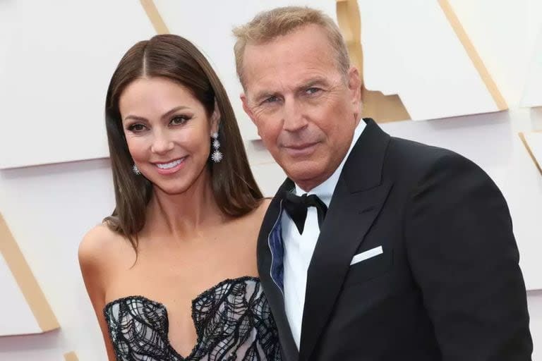 Sigue el escándalo: la Justicia ordenó a Christine Baumgartner, la exesposa de Kevin Costner, que desaloje la casa familiar antes de fin de mes