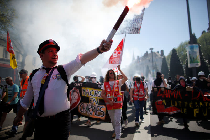 Les militants de la CGT se sont retrouvés pratiquement seuls à manifester dans les rues de France jeudi, l'appel du syndicat à une journée de "convergence des luttes" étant ignoré par les autres centrales malgré un climat social tendu. /Photo prise le 19 avril 2018/REUTERS/Stéphane Mahé