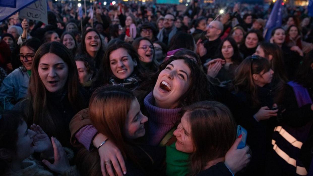 Mujeres celebran la decisión del parlamento francés de consagrar el derecho al aborto en la Constitución