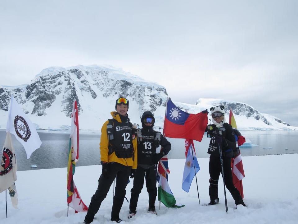 2014年，陳彥誠（左）與父親陳焜耀（中）、弟弟陳彥誌（右）完成南極超馬，相約之後三代同堂，一起再到南極跑步。（陳彥誠提供）