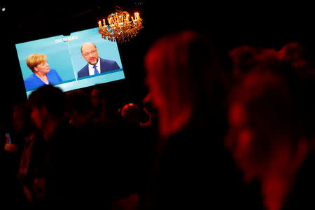 Journalists watch a TV debate between German Chancellor Angela Merkel of the Christian Democratic Union (CDU) and her challenger Germany's Social Democratic Party SPD candidate for chancellor Martin Schulz in Berlin, Germany, September 3, 2017. REUTERS/Fabrizio Bensch