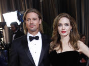 <p>Die Ehe mit Angelina Jolie hielt nur zwei Jahre und mündete in zeitweilige Schlammschlachten. Auch dieses Schauspieler-Gespann galt als Traumpaar – klar, dass man da vor allem bei den Oscars in Sachen Styling nichts dem Zufall überlassen konnte. Die beiden welligen Mähnen waren an diesem Tag perfekt aufeinander abgestimmt – ob hier der gleiche Stylist am Werk war? (Bild: Donato Sardella/WireImage/Getty Images) </p>