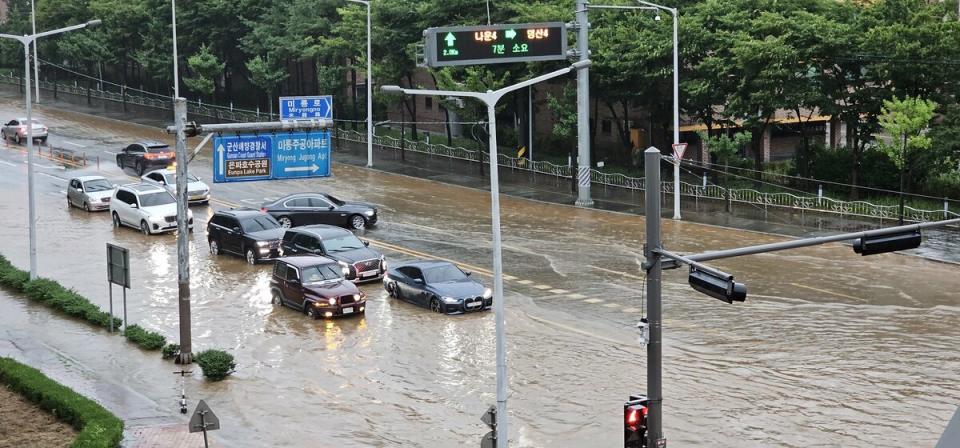 連日暴雨襲擊南韓，各地紛紛傳出災情，釀成全國 10 人失蹤、近 9000 戶停電等情況。   圖：翻攝自推特@Dinggyo