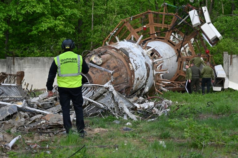 Un investigador de la policía ucraniana observa los restos de la torre de televisión de Járkov, semidestruida por un bombardeo ruso, el 22 de abril de 2024 en esa ciudad al este de Ucrania (Sergey Bobok)