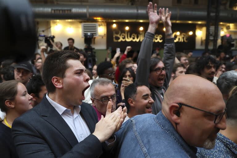 Los partidarios del Partido Socialista reaccionan tras la segunda vuelta de las elecciones legislativas, el domingo 7 de julio de 2024, en su sede la noche electoral en París.