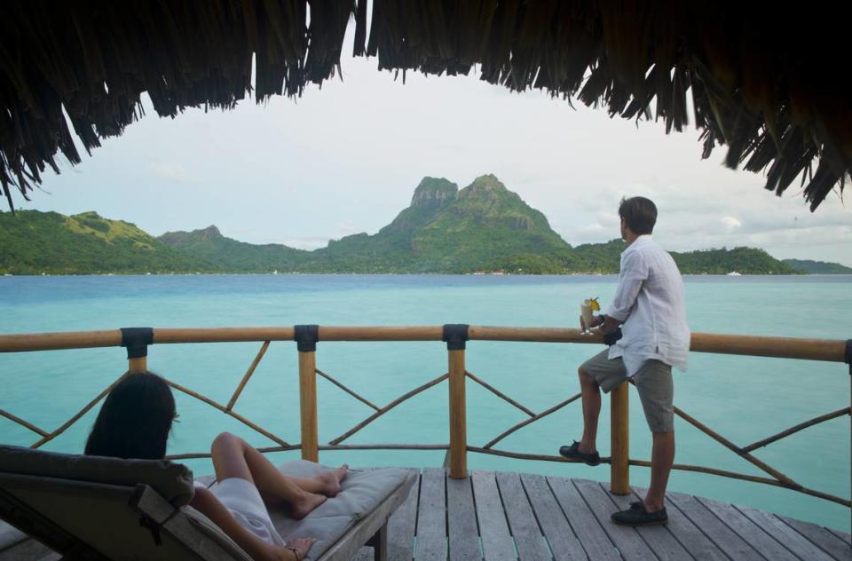 Bora Bora se encuentra a unos 50 minutos en avión de la capital. Lo que más impacta al contemplarla desde el aire es su laguna plena de tonos azules y verdes. Es la isla de los enamorados.