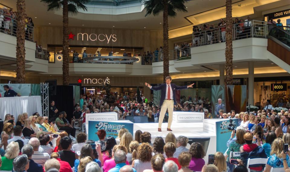 Dr. Mehmet Oz of ABC Television fame addressing guest at the Palm Beach Gardens Mall Saturday April 02, 2016, in Palm Beach Gardens. Dr. Oz conversation focus on health issues affecting South Floridians, including Zika virus, warding off diabetes and reducing the risk of heart disease. (Bill Ingram / The Palm Beach Post)