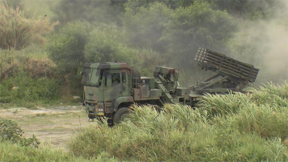 雷霆操演九鵬基地登場　震撼！上百枚火箭彈劃破天際