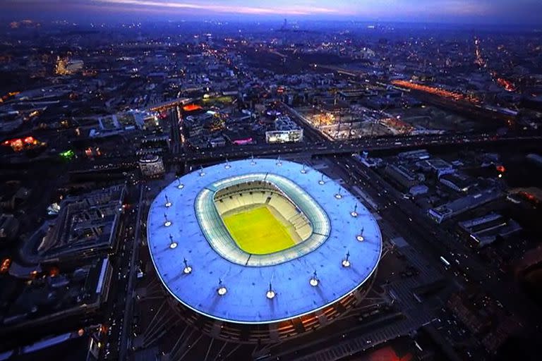 El Stade de France, la mole de Saint-Denis que nació con el Mundial de fútbol de 1998 y un cuarto de siglo después cobijará gran parte del de rugby; recibirá los cuatro partidos más importantes del certamen, entre otros.