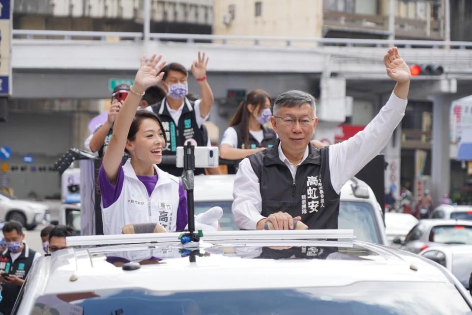 民眾黨新竹市長候選人高虹安與民眾黨主席柯文哲一起掃街。   圖：高虹安競選團隊 / 提供