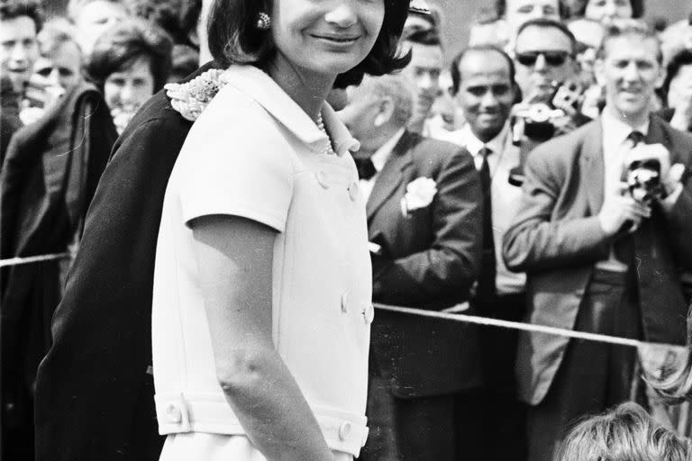 15 de mayo de 1965: Jacqueline Kennedy (1929-1994) asiste a la inauguración de un monumento a su esposo John F. Kennedy en Runnymede, Surrey, casi dieciocho meses después de su asesinato. Su pequeño hijo, John F. Kennedy Jr., le toma de la mano 