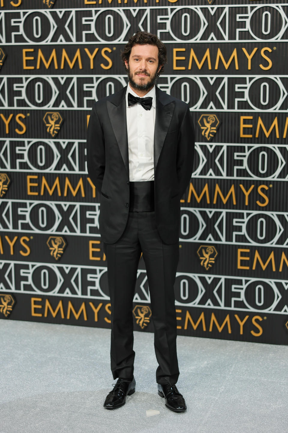 Adam Brody dans un smoking noir classique aux Emmys 2024.  (Image via Getty Images)