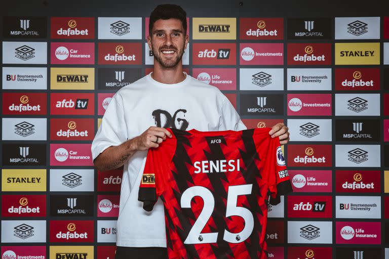 Senesi, con la camiseta N° 25 que llevará en la Premier League