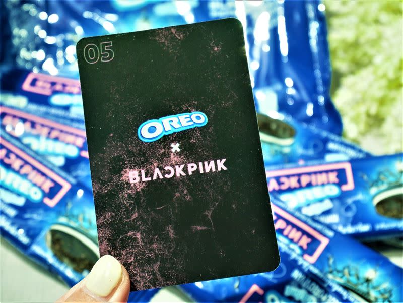 內附韓國大勢女團BLACKPINK成員小卡，共十款隨機出貨。（圖／超商業者提供）