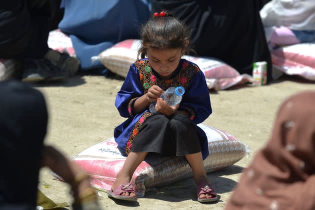 Una niña desplazada interna recibe ayuda proveniente de China en un centro de ayuda a refugiados de Kabul, el pasado 8 de junio. (Photo: AHMAD SAHEL ARMAN via Getty Images)