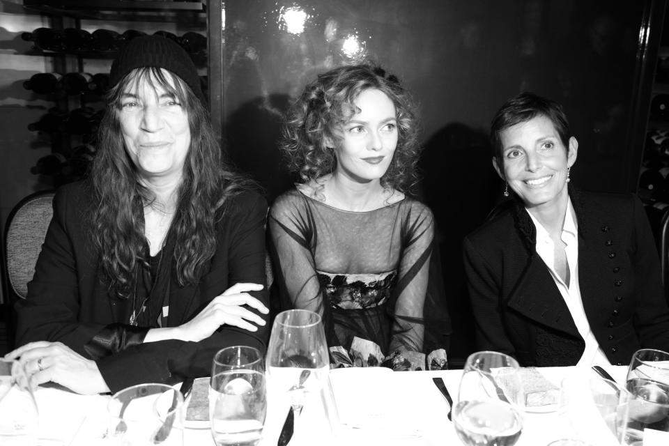 Patti Smith, Vanessa Paradis und Maureen Chiquet beim Chanel Dinner im Februar 2010. (Bild: Getty Images)