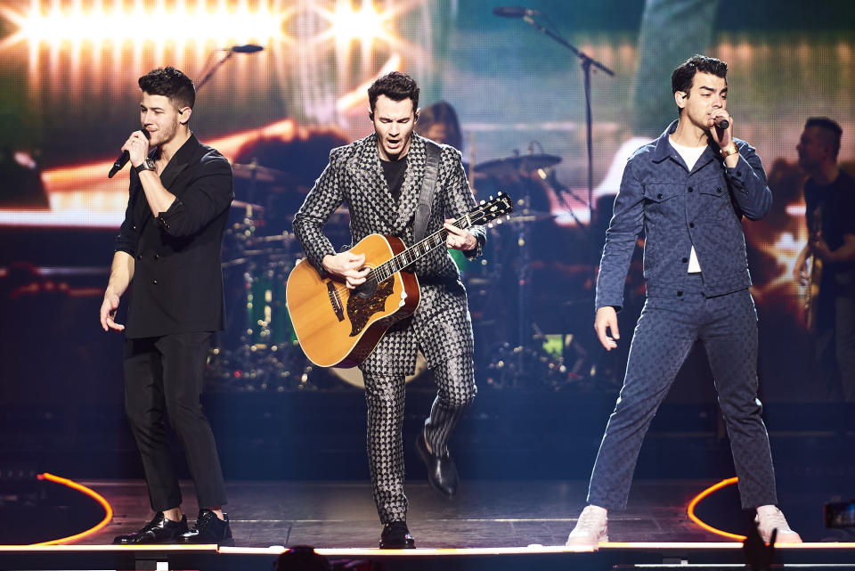 Los Jonas Brothers (Nick Jonas, Kevin Jonas y Joe Jonas) actúan en el WiZink Center de Madrid el 16 de febrero de 2020. (Foto: Mariano Regidor / Getty Images)