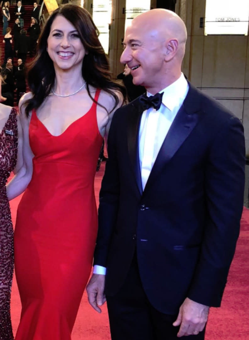 全球首富、亞馬遜創辦人兼執行長貝佐斯（Jeff Bezos），4日與前妻麥肯齊（MacKenzie Bezos）達成離婚協議。（圖片翻攝IG/Jeff Bezos）