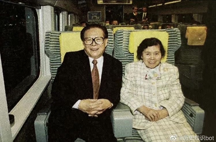 中國前領導人江澤民與妻子王冶坪。（翻攝自歷史知識bot微博）