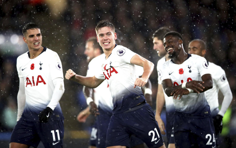 El argentino Juan Foyth (centro) festeja tras marcar el gol de Tottenham en la victoria 1-0 ante Crystal Palace en el estadio Selhurst Park de Londres, el sábado 10 de noviembre de 2018. (John Walton/PA via AP)