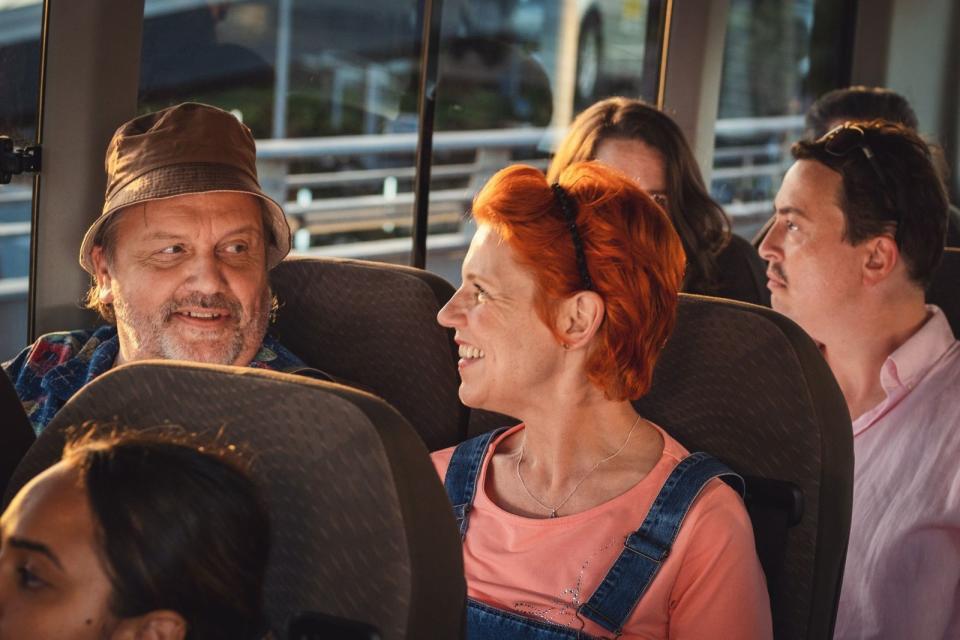 Schon bei der Ankunft auf Mauritius lernt Edwin Öttel (Hape Kerkeling) die Barbesitzerin  Änne Burger (Cordula Stratman) kennen, die sich fortan an seine Fersen heftet. (Bild: RTL / Ravi Gajjar / African Photo Productions)