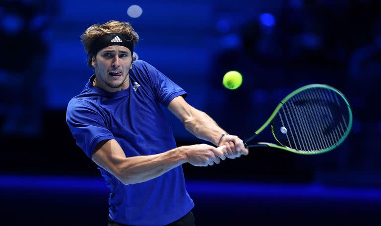 El tenista alemán Alexander Zverev venció al polaco Hubert Hurkacz durante la fase de grupos del ATP Finale, en Turín, y se clasificó para las semifinales, donde se medirá con Djokovic.