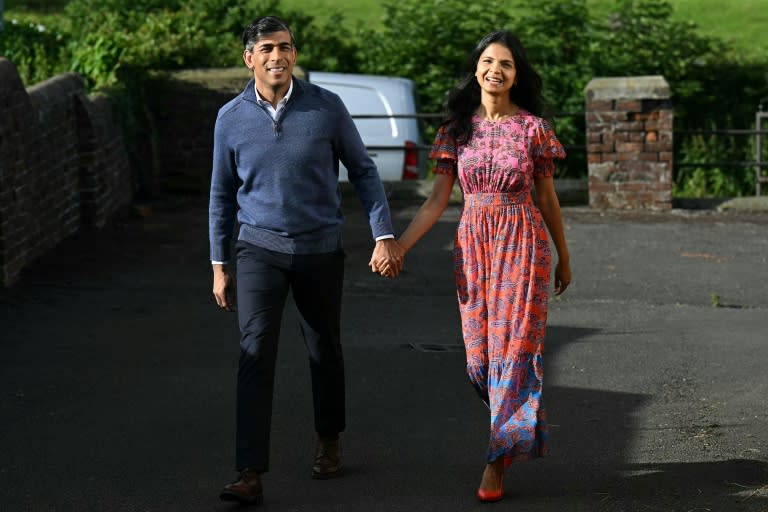 El primer ministro británico y líder del Partido Conservador, Rishi Sunakar (I) y su esposa, Akshata Murty, poco antes de votar en Kirby Sigston, norte de Inglaterra, el 4 de julio de 2024 (Oli SCARFF)