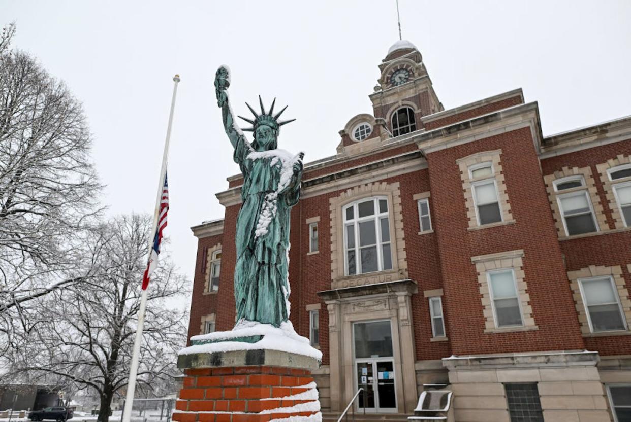Snow covers the replica of the Statue of Liberty outside the Decatur County Courthouse in Leon, Iowa. <a href="https://www.gettyimages.com/detail/news-photo/iasnow-covers-the-replica-of-the-statue-of-liberty-outside-news-photo/1918198236?adppopup=true" rel="nofollow noopener" target="_blank" data-ylk="slk:Joshua Lott/The Washington Post via Getty Images;elm:context_link;itc:0;sec:content-canvas" class="link ">Joshua Lott/The Washington Post via Getty Images</a>