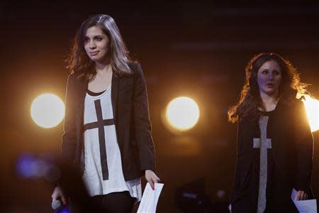 Russian punk rock band Pussy Riot members Nadezhda Tolokonnikova (L) and Maria Alyokhina are pictured during the Amnesty International Bringing Human Rights Home concert in New York February 5, 2014. REUTERS/Shannon Stapleton