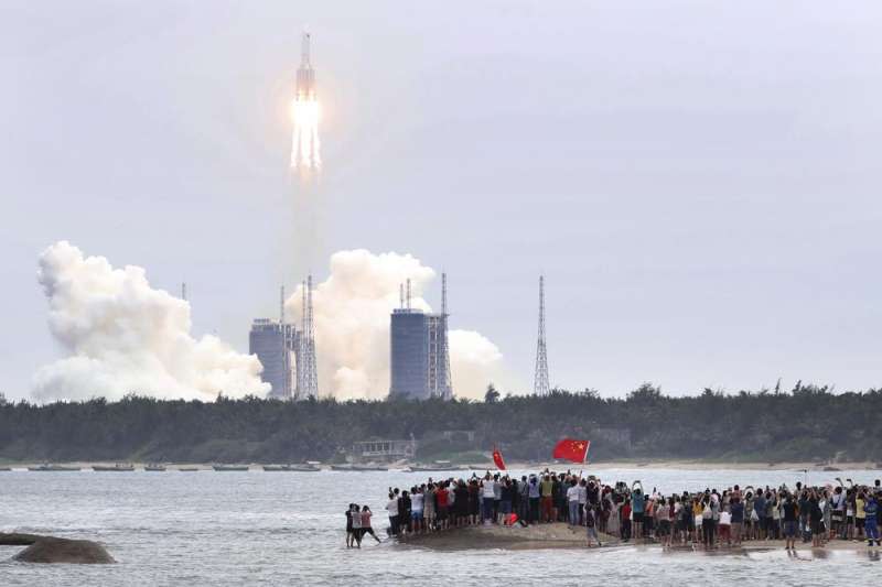 中國太空站、太空競爭、中國長征五號B火箭運載著「天和號」核心艙，在4月29日上午11時許順利於海南文昌發射中心升空。（AP）
