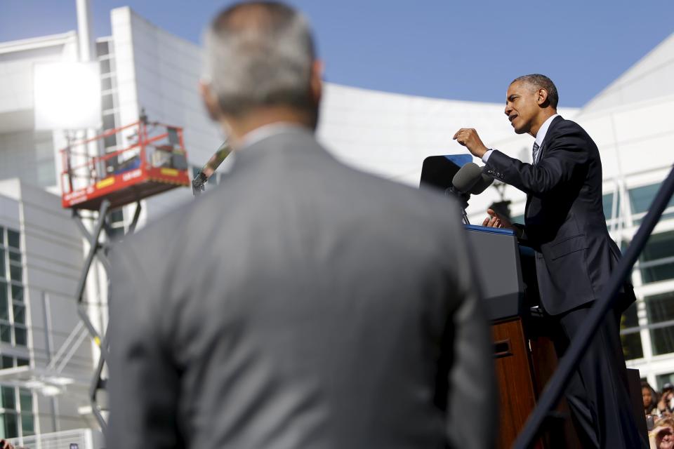 U.S. President Barack Obama delivers remarks on trade at Nike's corporate headquarters in Beaverton, Oregon May 8, 2015. Sports shoe maker Nike Inc put its weight behind Obama's push for a trade deal with Asian countries on Friday with a promise to create up to 10,000 U.S.-based manufacturing jobs if the pact is approved. REUTERS/Jonathan Ernst