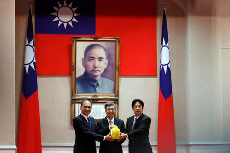 (L-R) Taiwanese former premier Lin Chuan, Vice President Chen Chien-jen and new premier William Lai attend a cabinet transition ceremony in Taipei, Taiwan September 8, 2017. REUTERS/Tyrone Siu