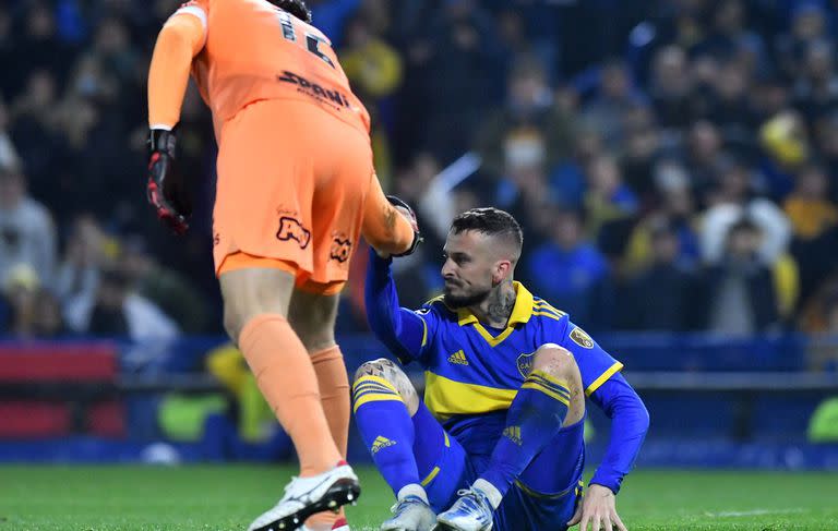 Cassio ayuda a levantarse a Benedetto, con el gesto adusto por haber errado el penal