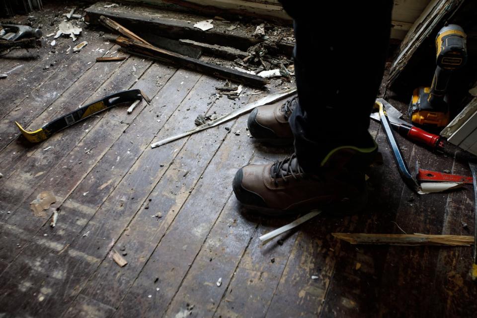 Police are warning people about home renovation scams in Toronto's east end, where suspects typically solicit door-to-door, handing out flyers for fraudulent or non-existent companies providing services for roofing, paving and fencing.  (Alex Lupul/CBC - image credit)