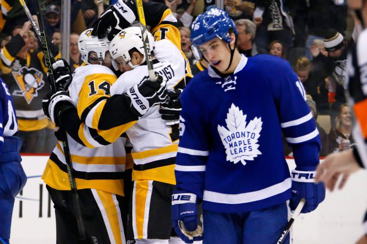 Pittsburgh Penguins’ Chris Kunitz (14) celebrates his goal with teammates as Toronto Maple Leafs’ Mitchell Marner skates back to his bench. (Gene J. Puskar/AP)