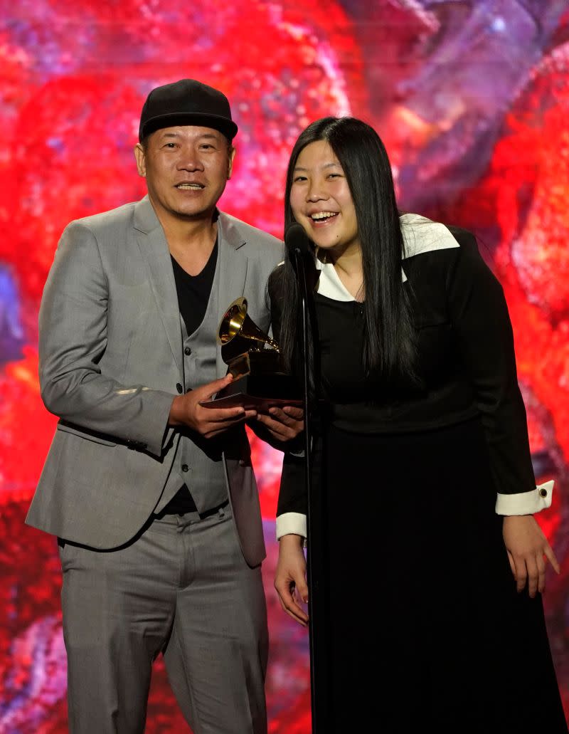 ▲蕭青陽與女兒蕭君恬奪下第65屆葛萊美獎的「最佳唱片包裝獎」。（圖／美聯社／達志影像）