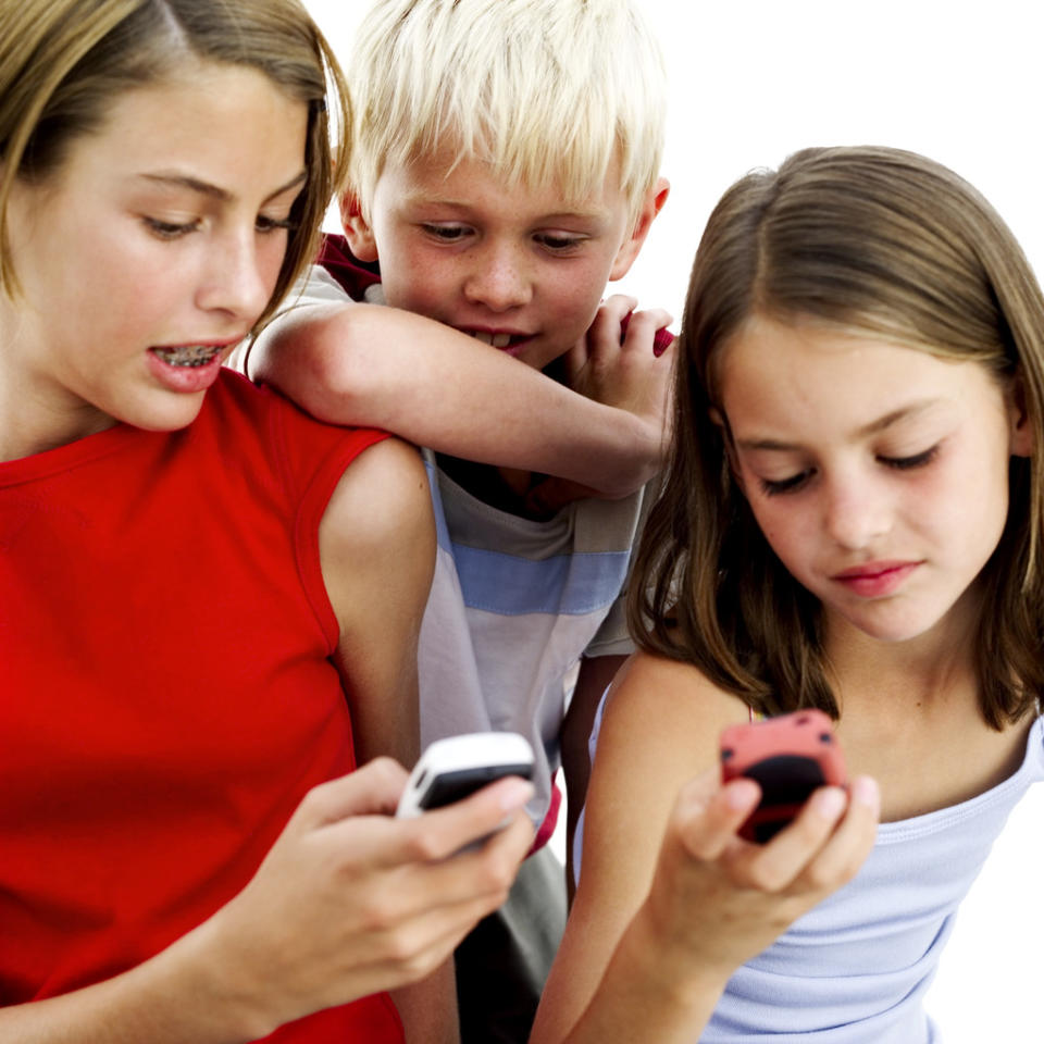 teenagers-and-kids-using-cellphones[1]