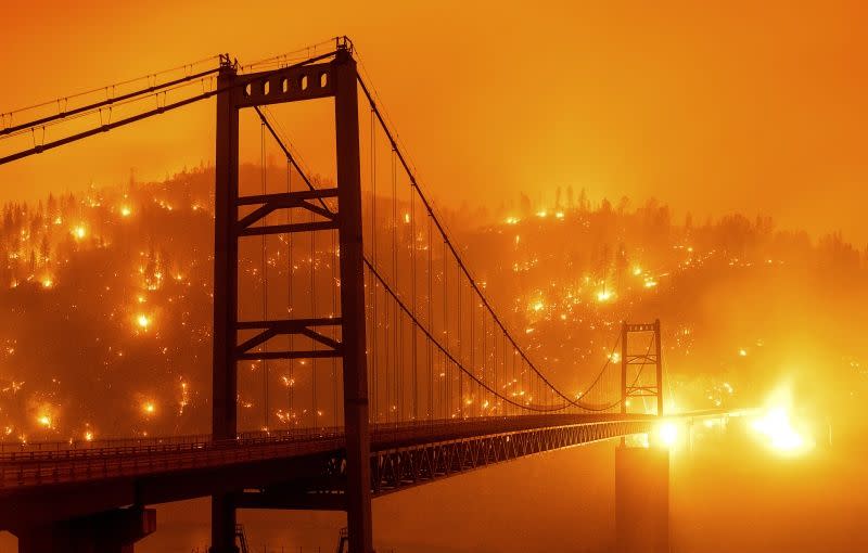 ▲加州近日被野火造成的煙霧和灰燼壟罩，天空被染成橘紅色。（圖／美聯社）