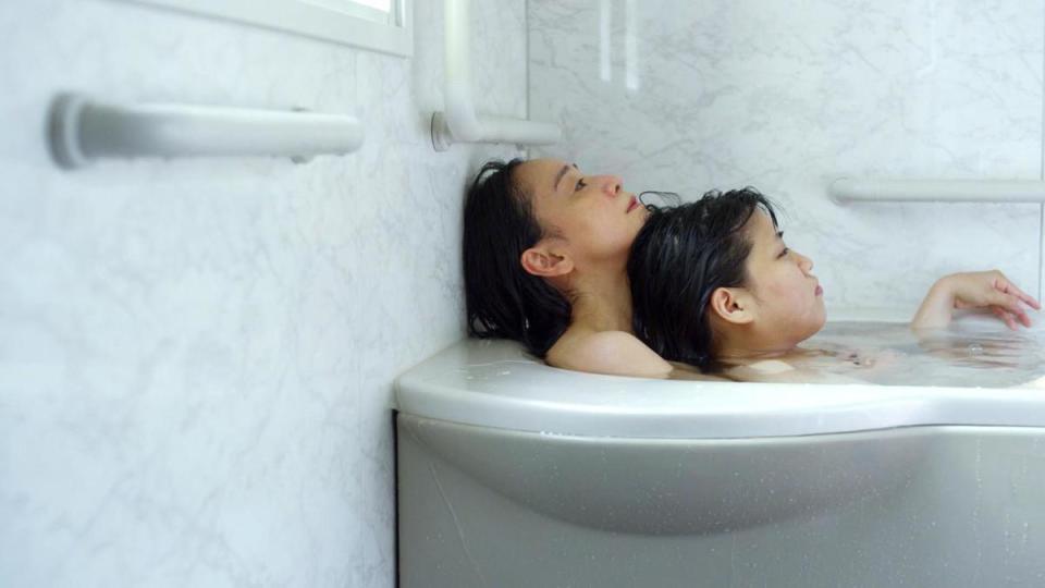 神野三鈴（左）和佳山明飾演母女，電影開拍前進行了一個月的同居生活。（Rabbit House提供）