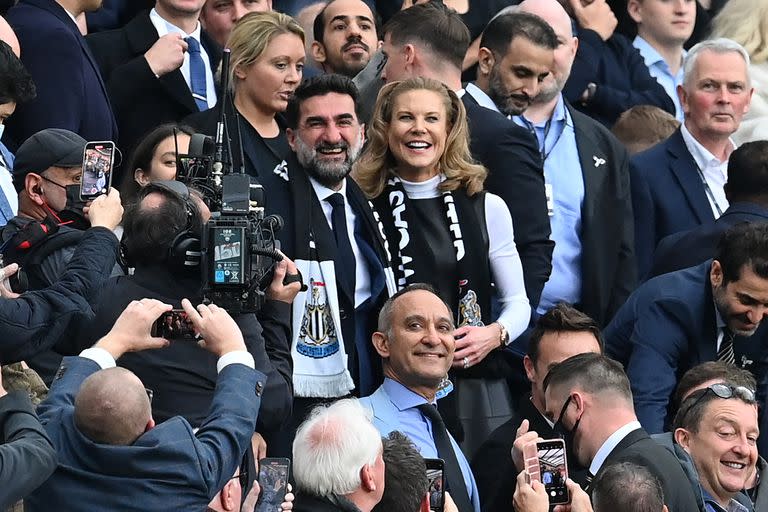 El presidente de Arabia Saudita del Newcastle United, Yasir Al-Rumayyan (C), y la propietaria minoritaria inglesa del Newcastle United, Amanda Staveley (centro derecha), antes del partido entre Newcastle United y Tottenham Hotspur 