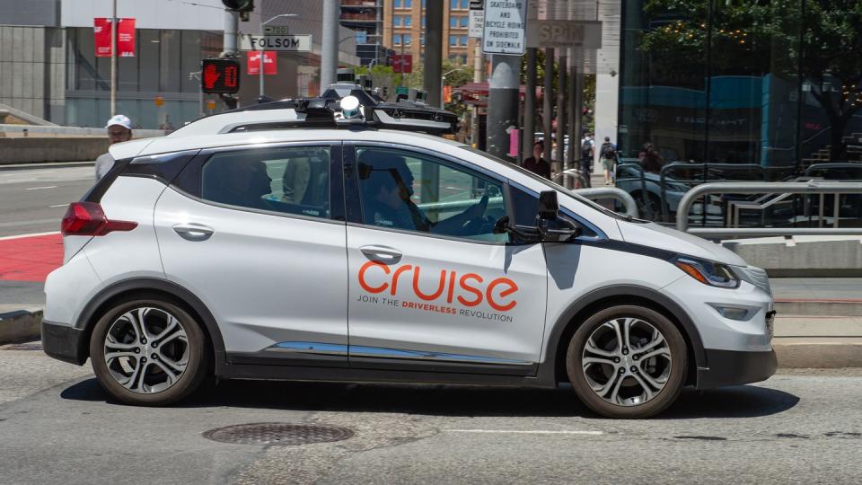 Ein selbstfahrendes Auto der General-Motors-Tochterfirma Cruise ist im Straßenverkehr unterwegs.