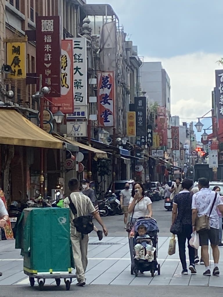 大稻埕的迪化街宛如一座日常的生活博物館，日日車水馬龍。