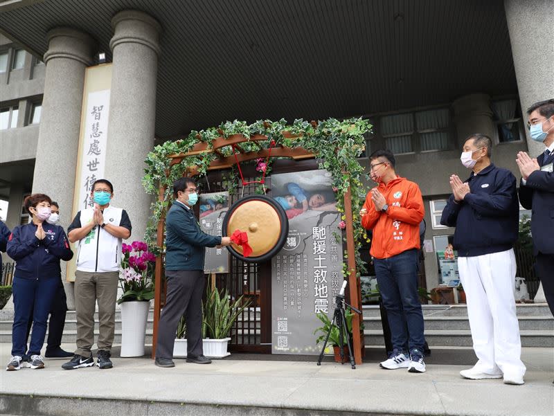 台南市長黃偉哲(左3)25日上午在台南靜思堂敲響愛心鑼之後，親自帶隊出發募集台南市民愛心。（圖／慈濟提供）