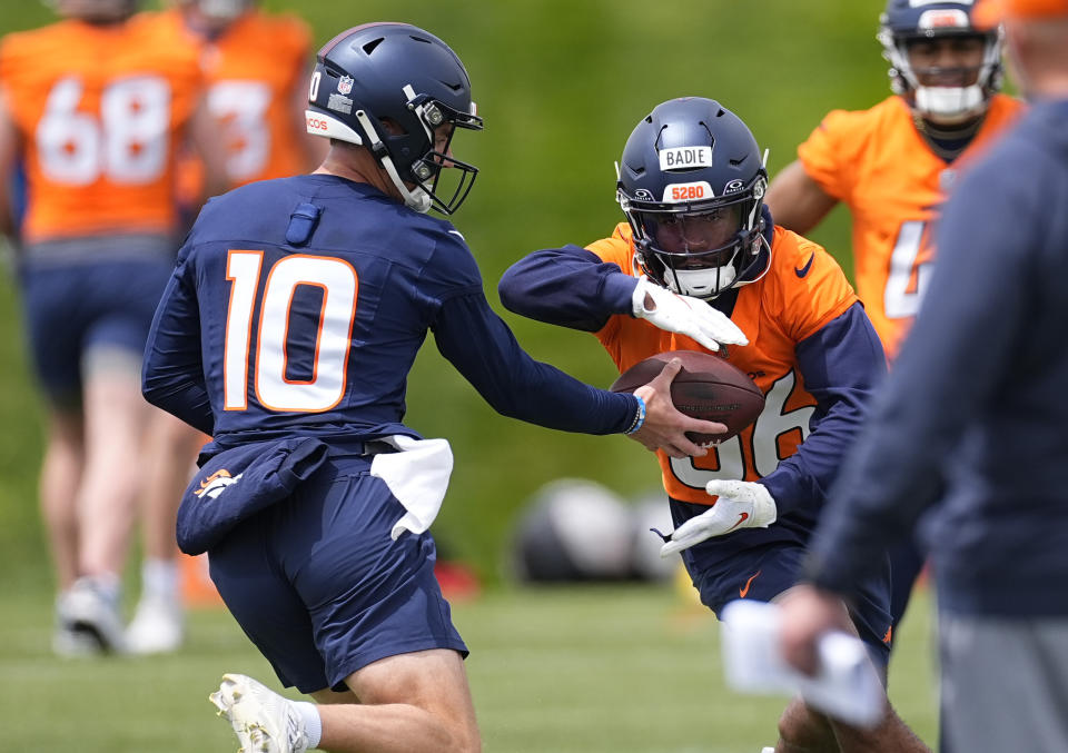 Denver Broncos quarterback Bo Nix, left, hands off the ball to running back Tyler Badie during an NFL football rookie minicamp practice Saturday, May 11, 2024, in Centennial, Colo. (AP Photo/David Zalubowski)