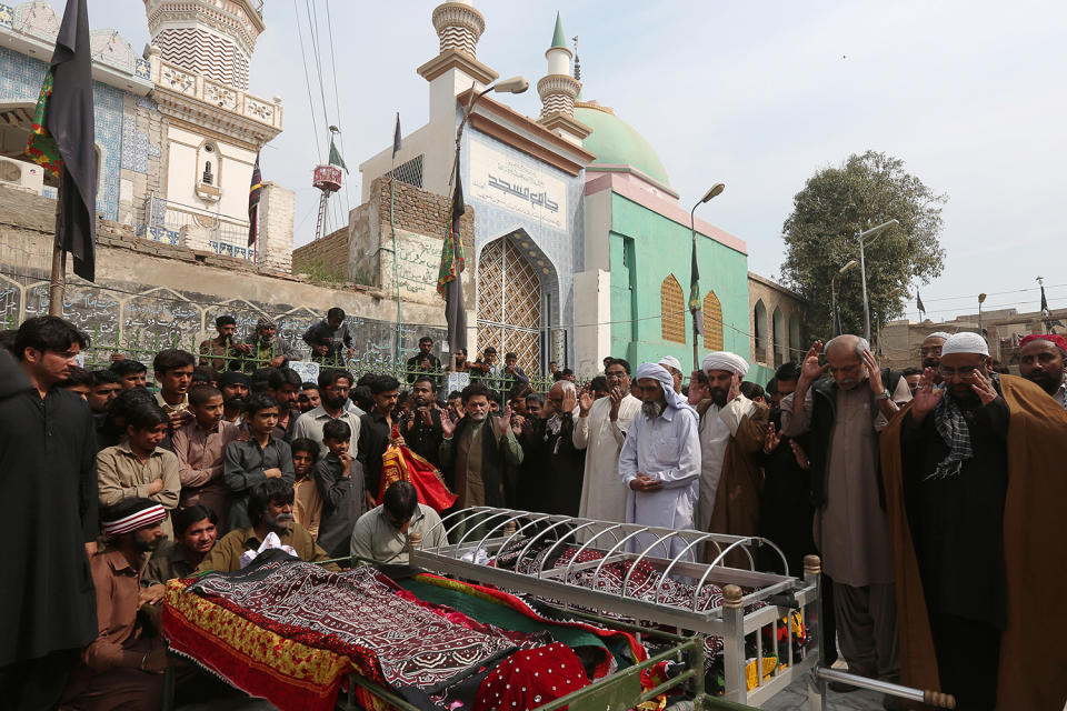 Suicide bombing at Pakistan shrine