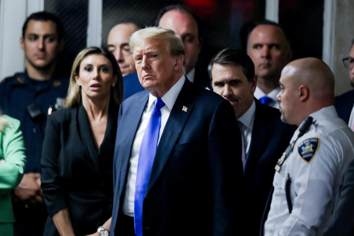 Donald Trump abandona la sala del tribunal de Manhattan tras ser declarado culpable de los 34 cargos en su juicio por el dinero de su silencio el 30 de mayo de 2024. <a href="https://www.gettyimages.com/detail/news-photo/former-u-s-president-donald-trump-departs-the-courtroom-news-photo/2154737244?adppopup=true" rel="nofollow noopener" target="_blank" data-ylk="slk:Justin Lane-Pool/Getty Images;elm:context_link;itc:0;sec:content-canvas" class="link ">Justin Lane-Pool/Getty Images</a>