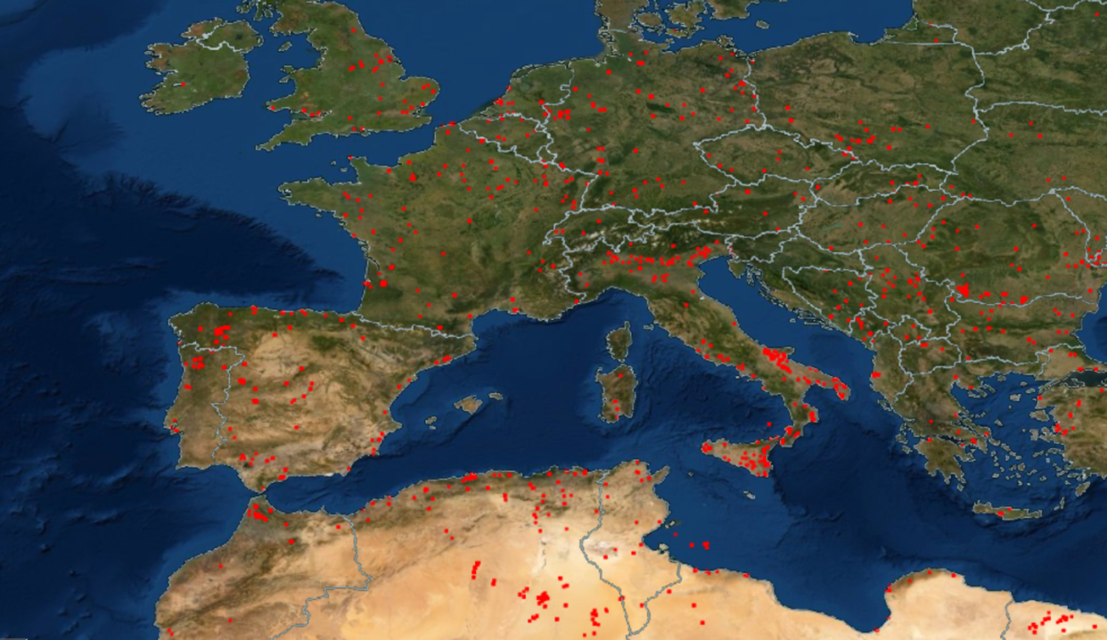 <span class="caption">Incendios activos (en rojo) entre el 16 y el 17 de julio de 2022. </span> <span class="attribution"><a class="link " href="https://firms.modaps.eosdis.nasa.gov/map/#d:2022-07-16..2022-07-17,2022-07-16;@11.4,41.6,5z" rel="nofollow noopener" target="_blank" data-ylk="slk:NASA;elm:context_link;itc:0;sec:content-canvas">NASA</a></span>