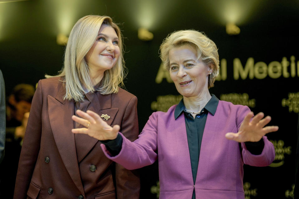 La primera dama de Ucrania, Olena Zelenska, izquierda, y la presidenta de la Comisión Europea, Ursula von der Leyen, asisten al Foro Económico Mundial en Davos, Suiza, martes 17 de enero de 2023. (AP Foto/Markus Schreiber)