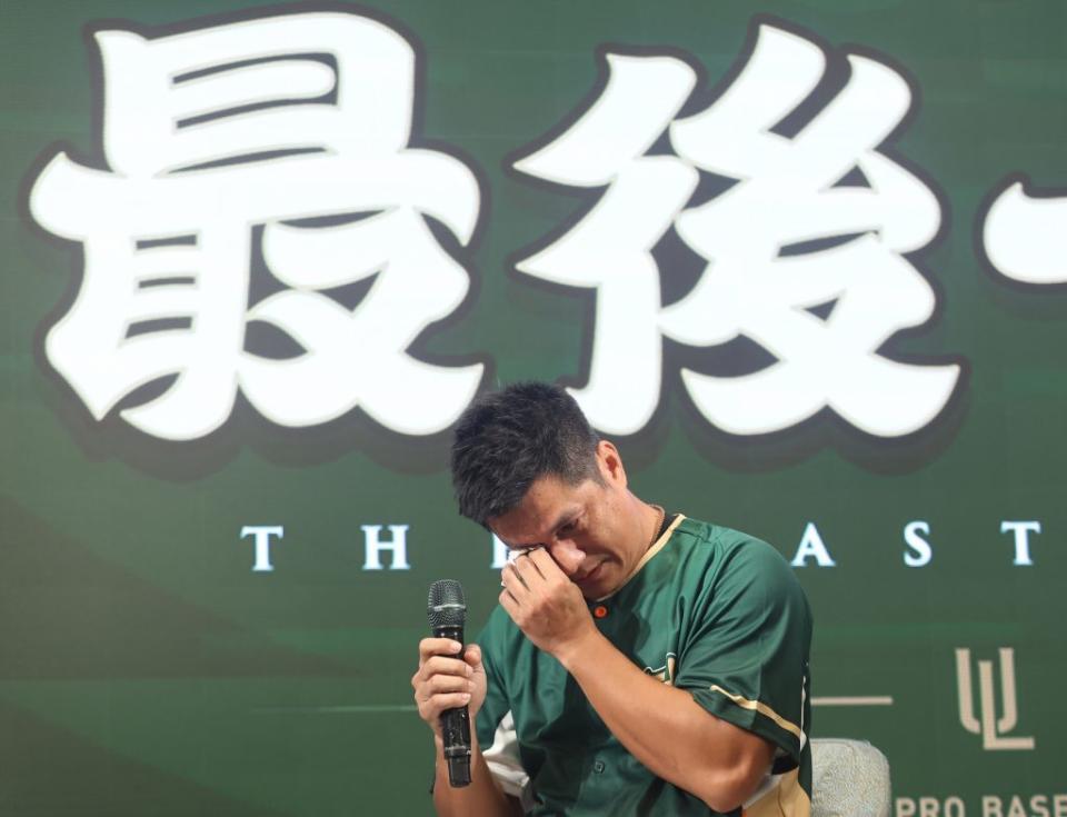 統一獅隊老將潘武雄10月1日將在台南市立棒球場舉辦引退賽，結束17年中職球員生涯。他22日在引退記者會上數度哽咽落淚。（中央社）